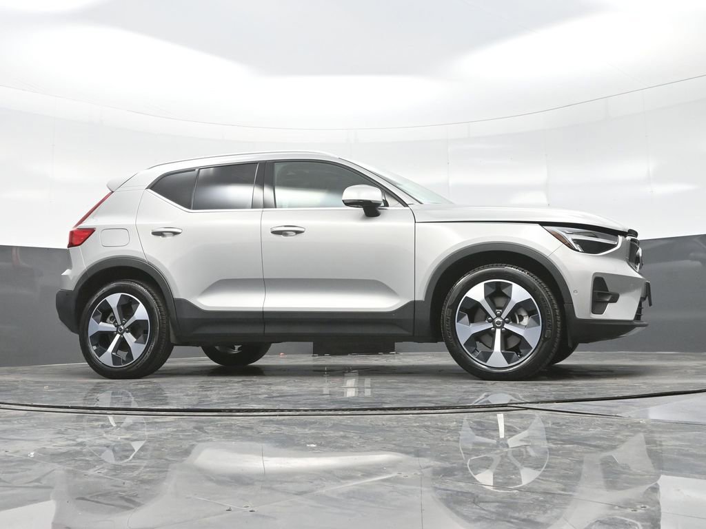 Used 2025 Volvo XC40 B5 Plus image 30