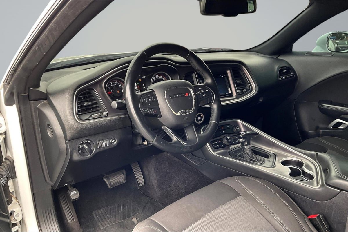 Used 2016 Dodge Challenger SXT RWD image 14