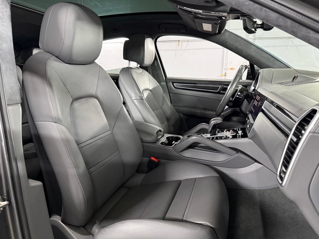 Used 2022 Porsche Cayenne GTS AWD/4WD image 33