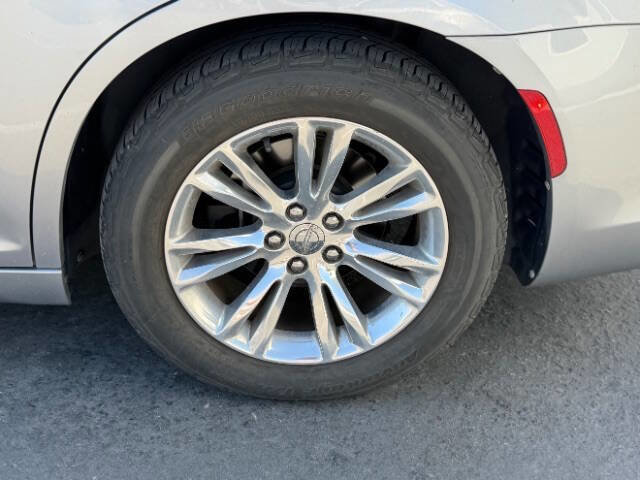 Used 2016 Chrysler 300 C RWD image 10