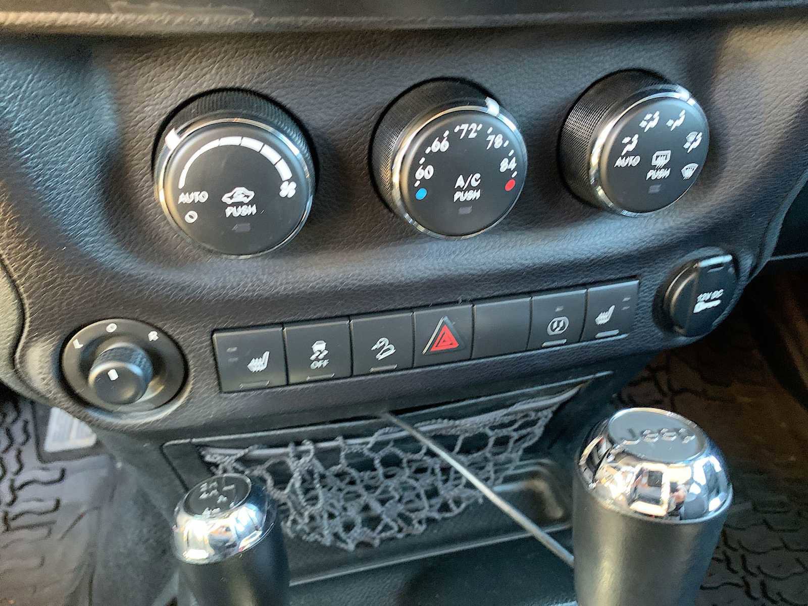 Used 2017 Jeep Wrangler Unlimited Sahara image 15