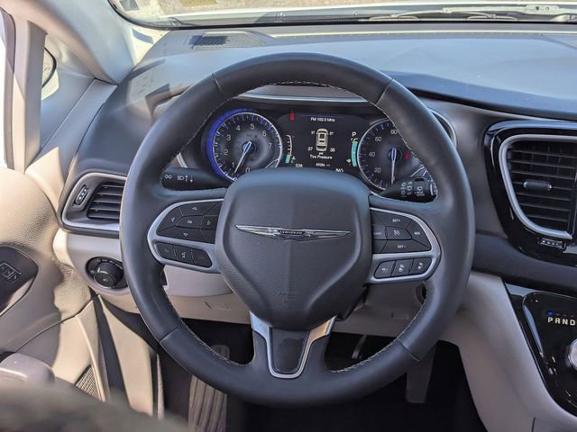 Used 2023 Chrysler Pacifica Touring-L FWD image 18