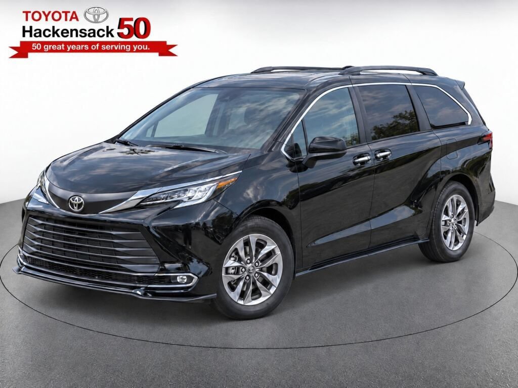 Used 2026 Toyota Sienna XLE FWD image 2