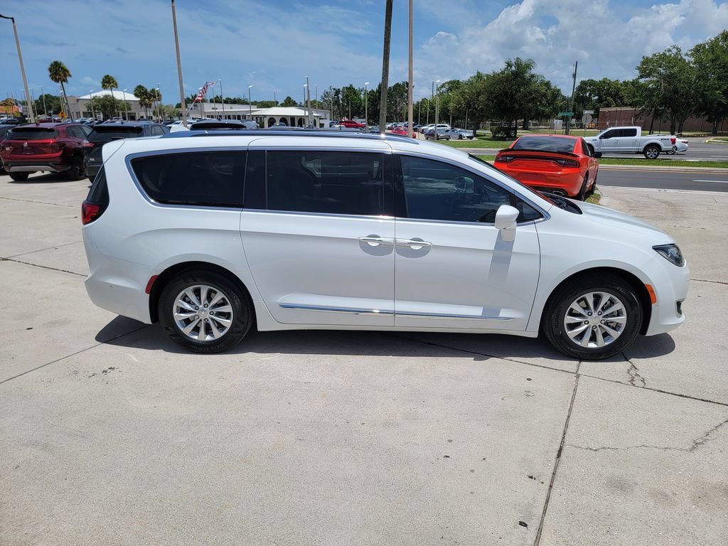 Used 2018 Chrysler Pacifica Touring-L Plus w/ Advanced Safetytec Group FWD image 6