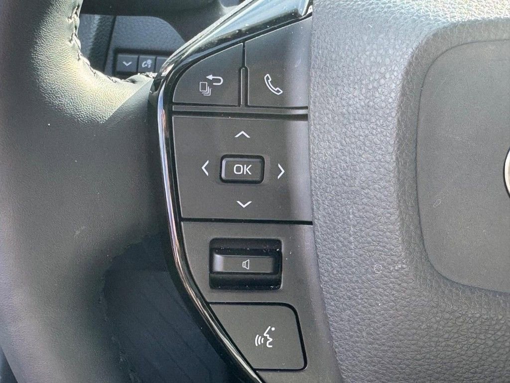 Used 2025 Toyota Prius XLE image 17