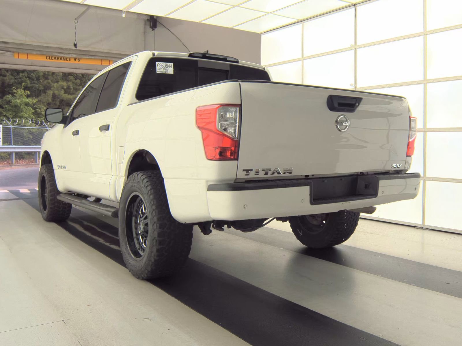 Used 2022 Nissan Titan SV RWD image 4
