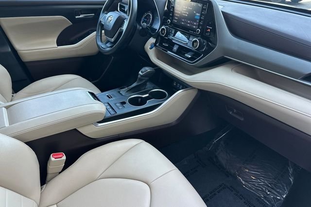 Used 2022 Toyota Highlander XLE AWD/4WD image 19