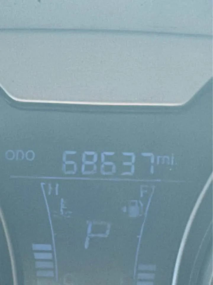 Used 2013 Hyundai Veloster FWD image 9
