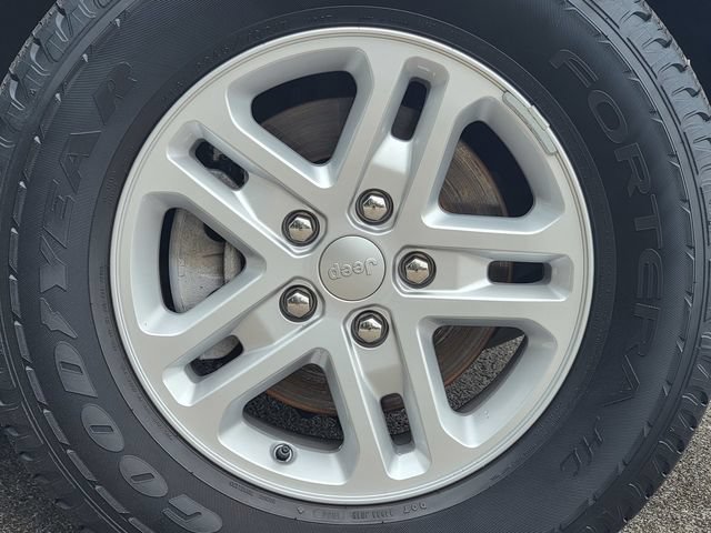 Certified 2024 Jeep Grand Cherokee Laredo w/ Luxury Tech Group I AWD/4WD image 17
