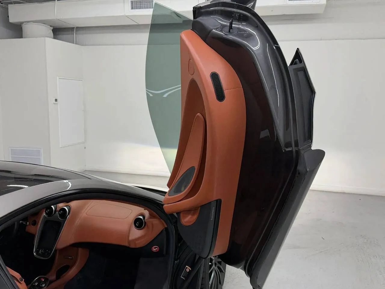 Used 2017 McLaren 570S RWD image 12