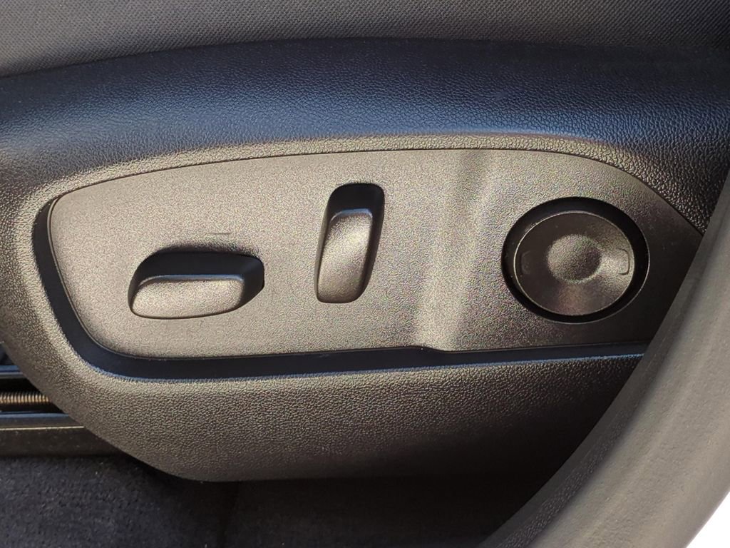 Used 2025 Chevrolet Equinox LT w/ Convenience Package II image 18