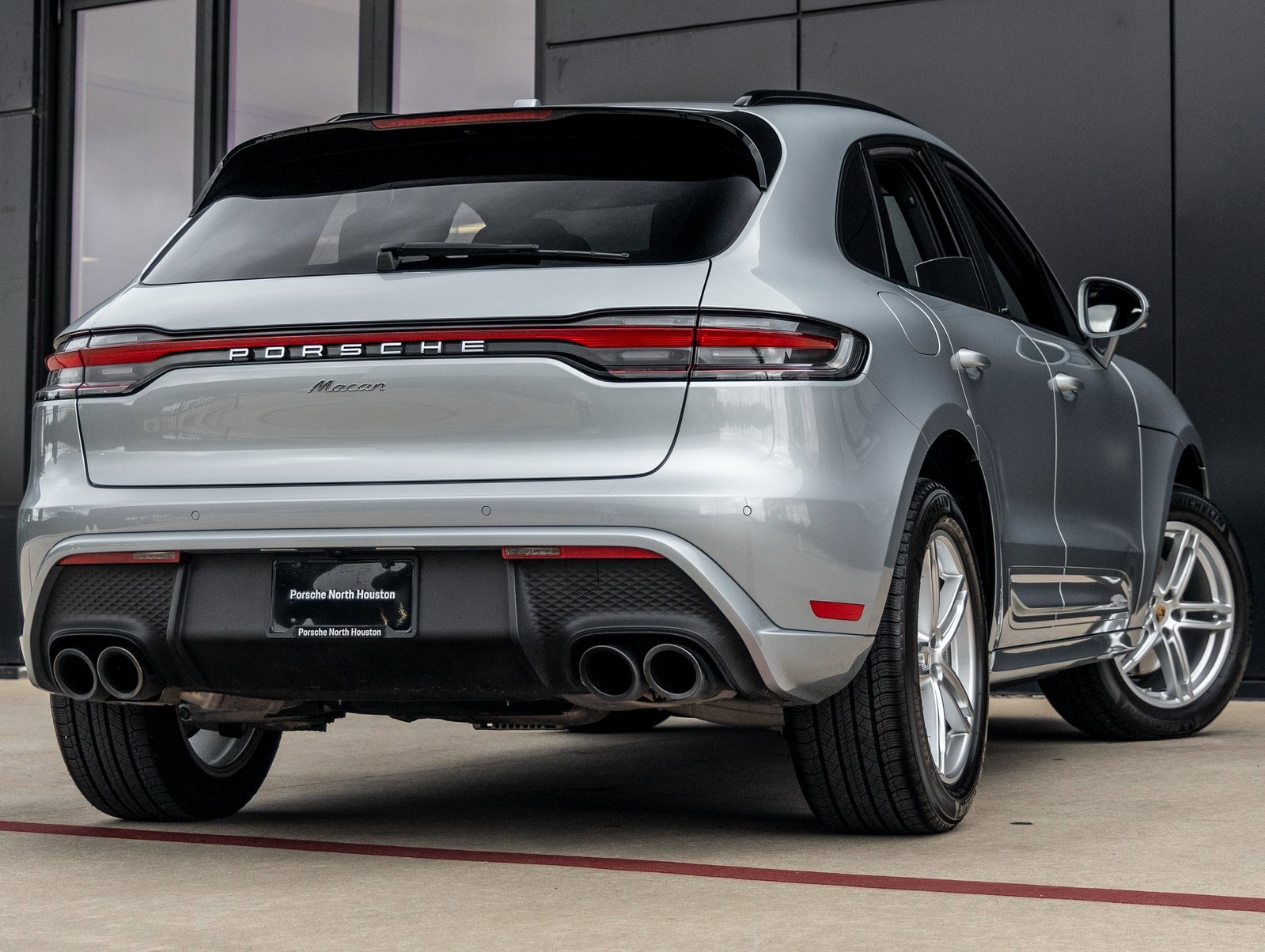 Used 2025 Porsche Macan image 11