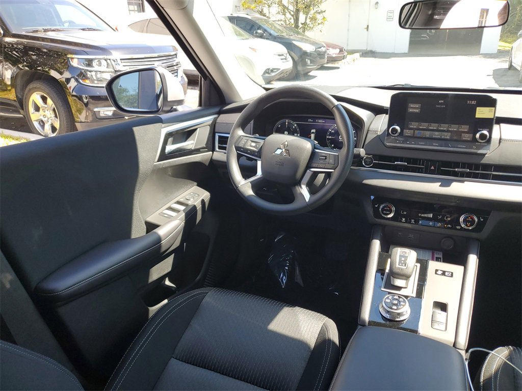 New 2025 Mitsubishi Outlander ES image 15
