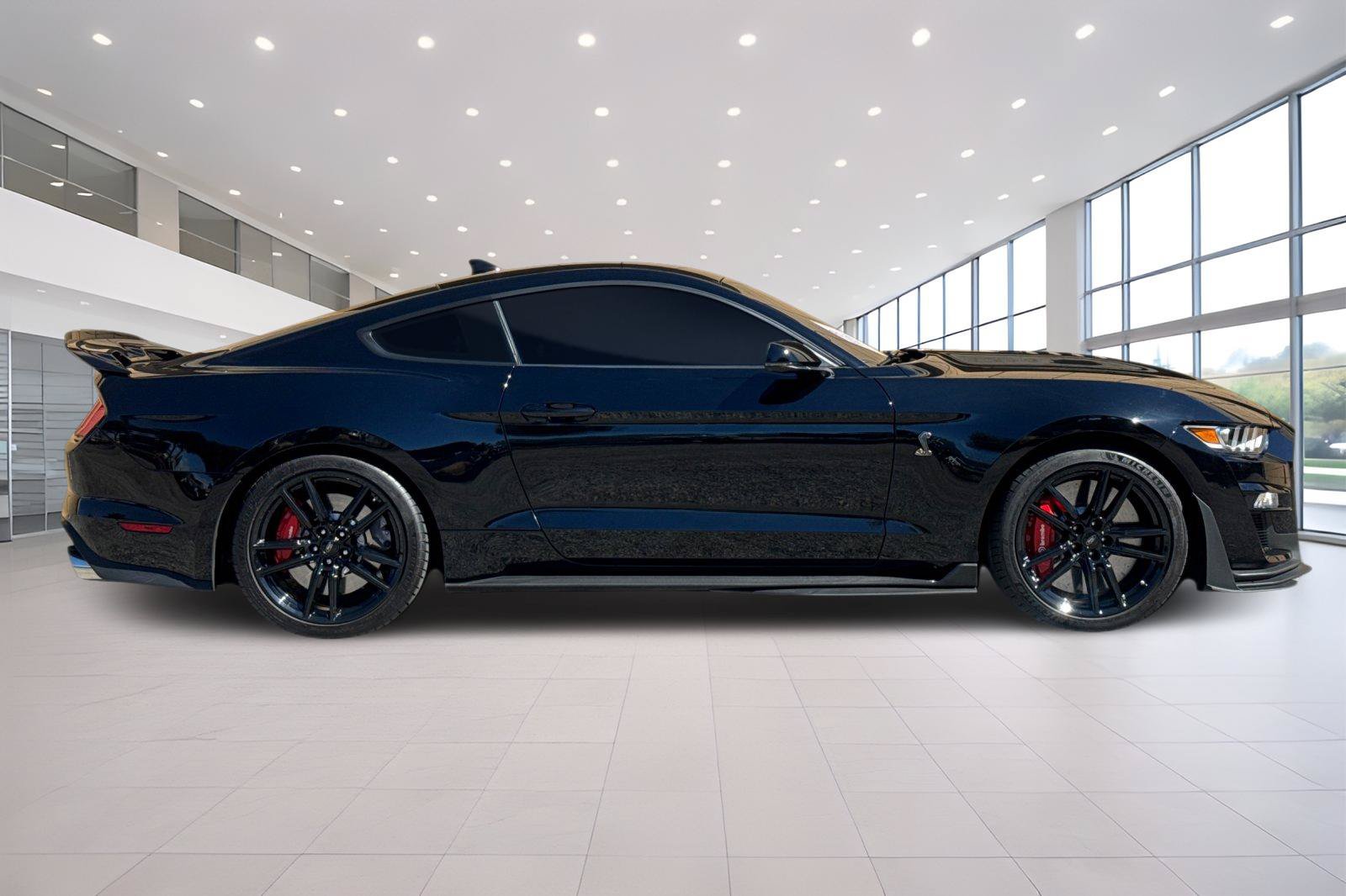 Used 2022 Ford Mustang Shelby GT500 w/ Technology Package RWD image 3