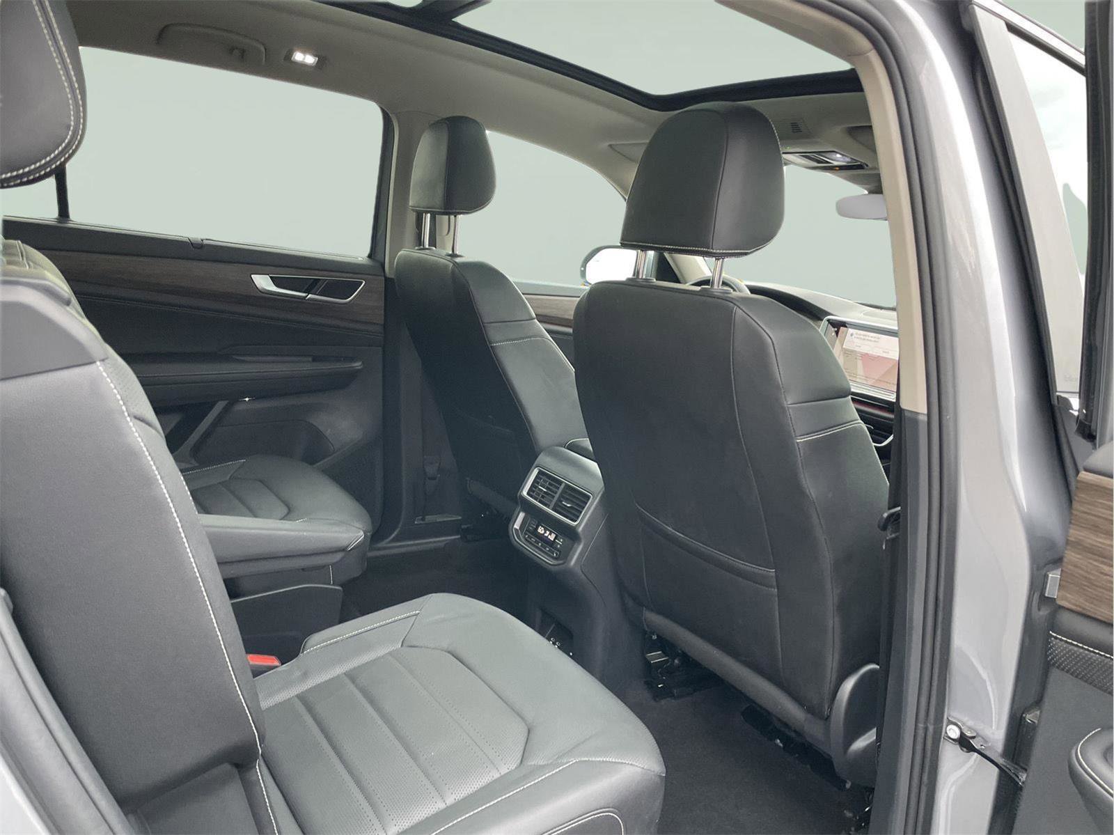 Used 2025 Volkswagen Atlas SEL image 20