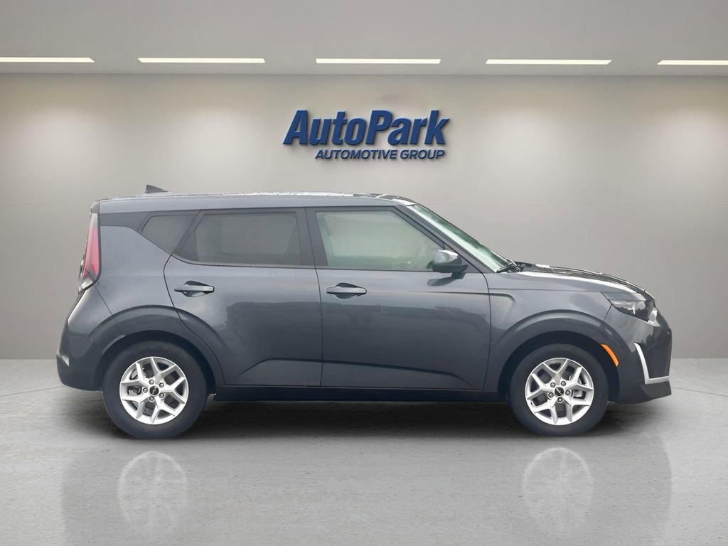 Used 2023 Kia Soul LX w/ LX Technology Package FWD image 8