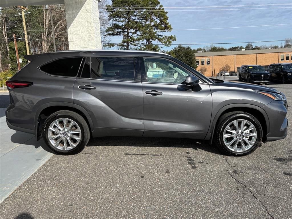 Used 2025 Toyota Highlander Limited image 20