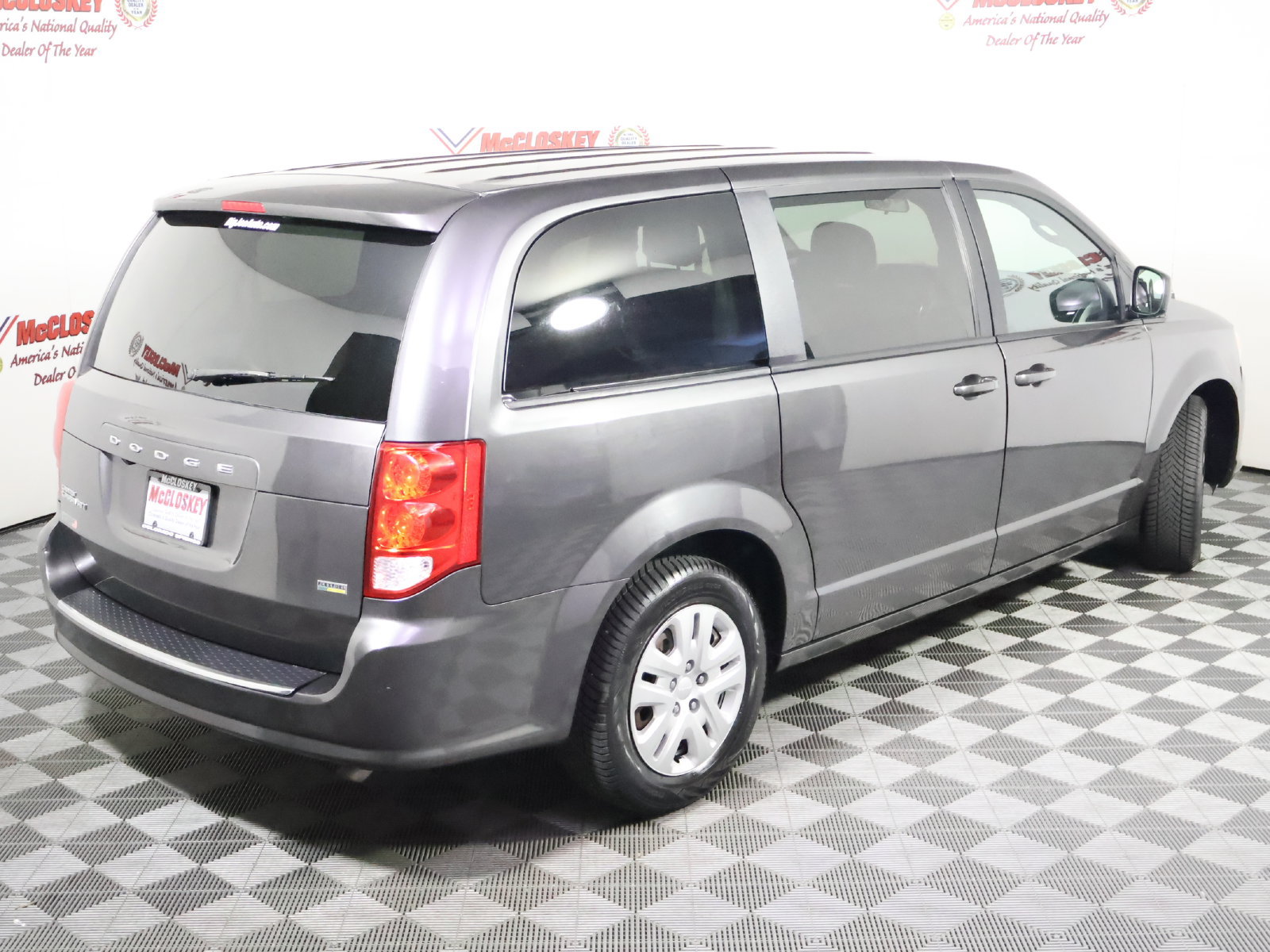 Used 2018 Dodge Grand Caravan SE FWD image 4