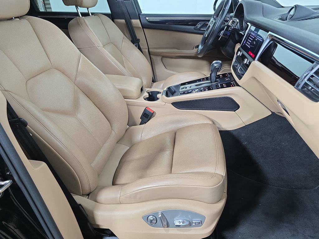 Certified 2023 Porsche Macan AWD/4WD image 27