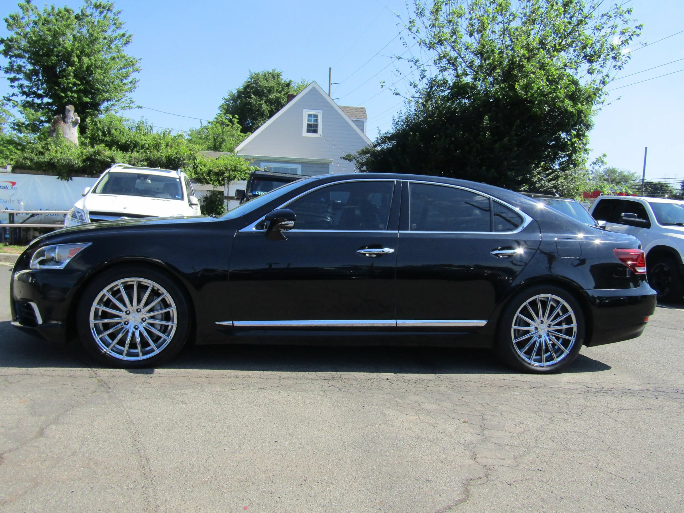 Used 2013 Lexus LS 460 AWD w/ Comfort Pkg image 4