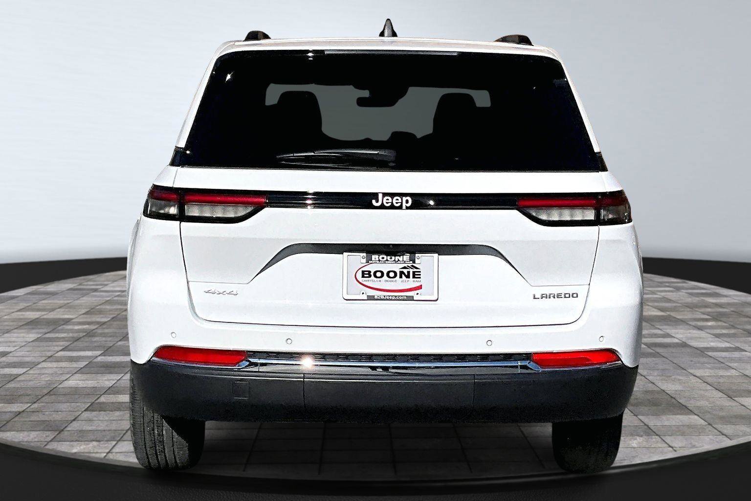 Certified 2025 Jeep Grand Cherokee Laredo w/ Luxury Tech Group I image 5