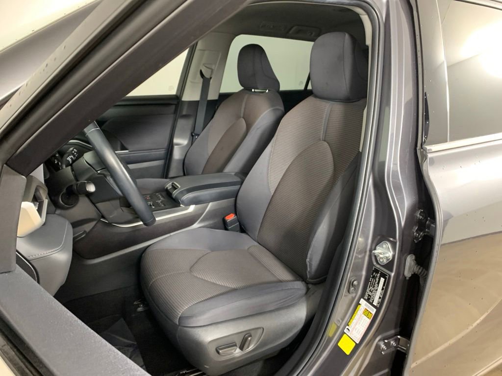 Used 2022 Toyota Highlander LE AWD/4WD image 27