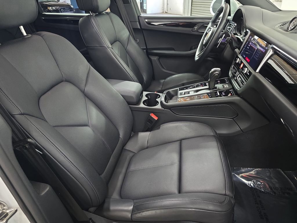 Certified 2025 Porsche Macan image 27