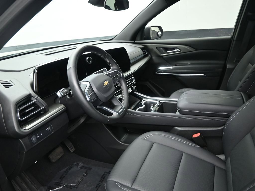 Used 2025 Chevrolet Traverse LT image 11