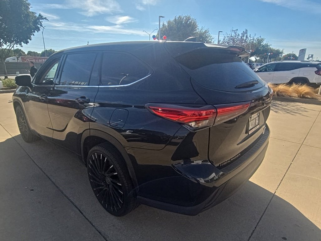 Used 2022 Toyota Highlander L FWD image 12