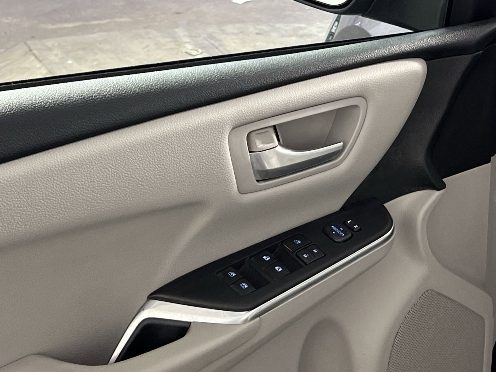 Used 2016 Toyota Camry LE image 14