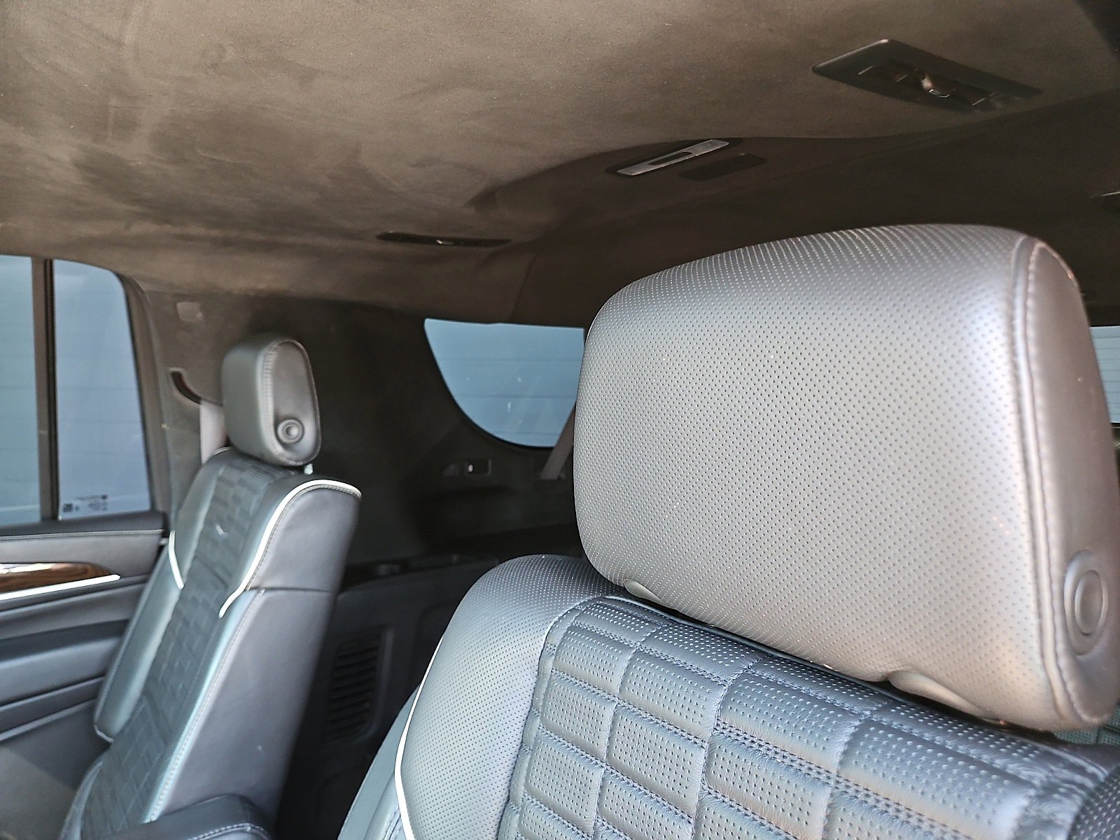 Used 2022 Cadillac Escalade ESV Sport Platinum AWD/4WD image 7