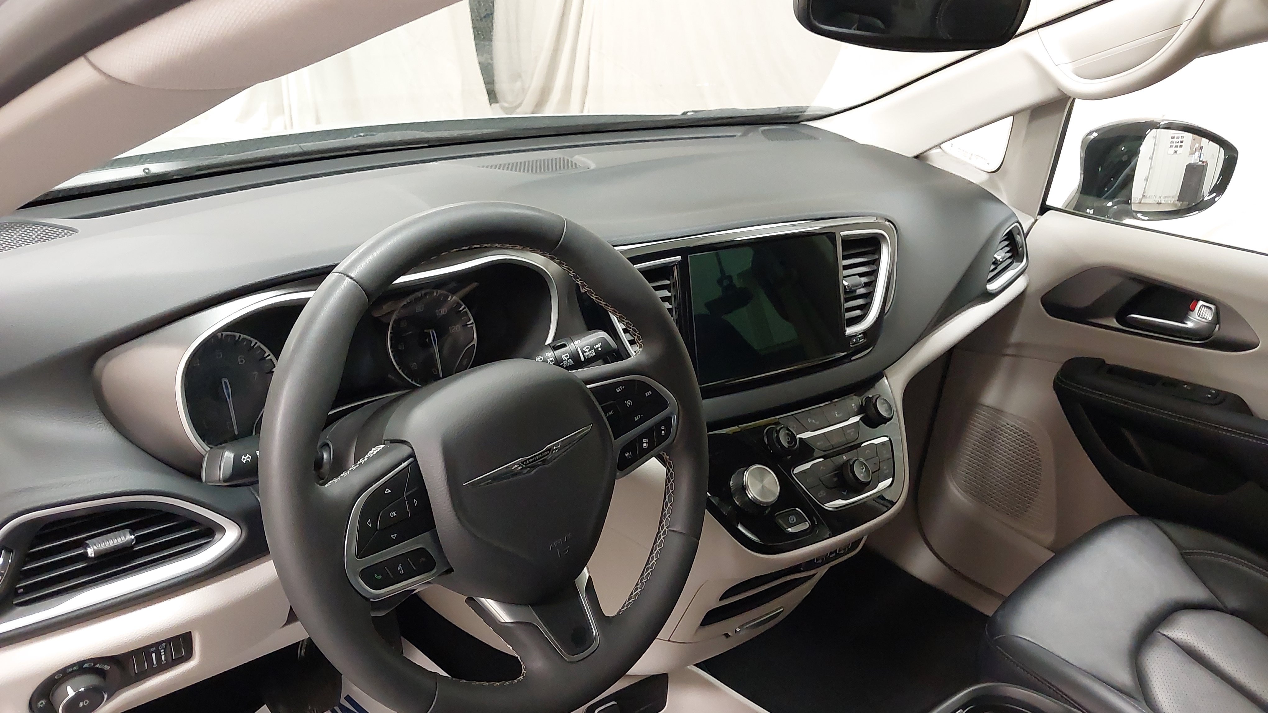 Used 2024 Chrysler Pacifica Touring-L FWD image 17