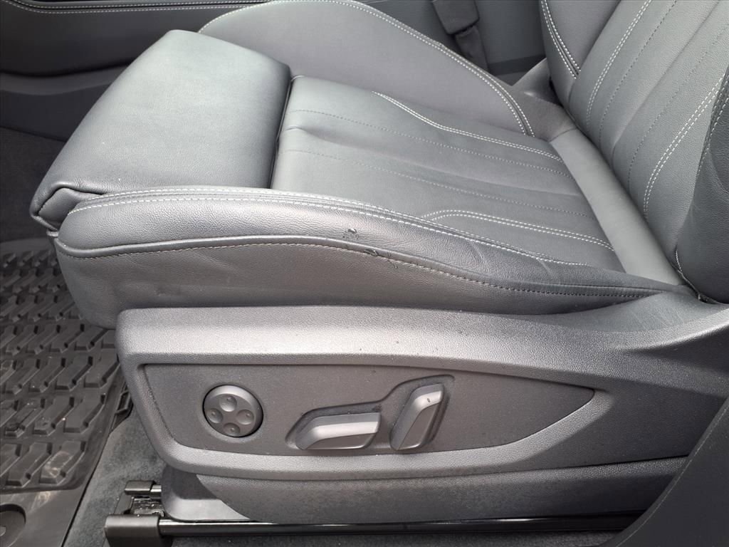 Used 2025 Audi Q5 e Premium Plus w/ Premium Plus Package image 11