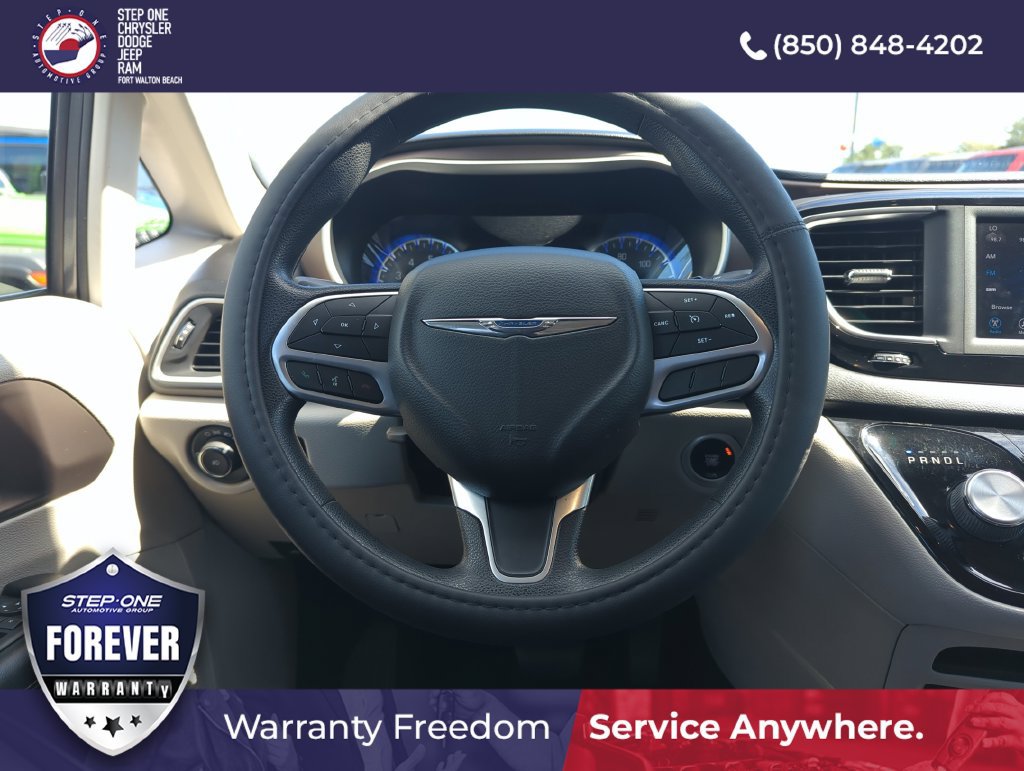 Used 2019 Chrysler Pacifica Touring Plus w/ Tire & Wheel Group FWD image 16