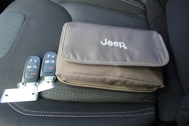 Used 2017 Jeep Cherokee Latitude w/ Comfort/Convenience Group AWD/4WD image 16