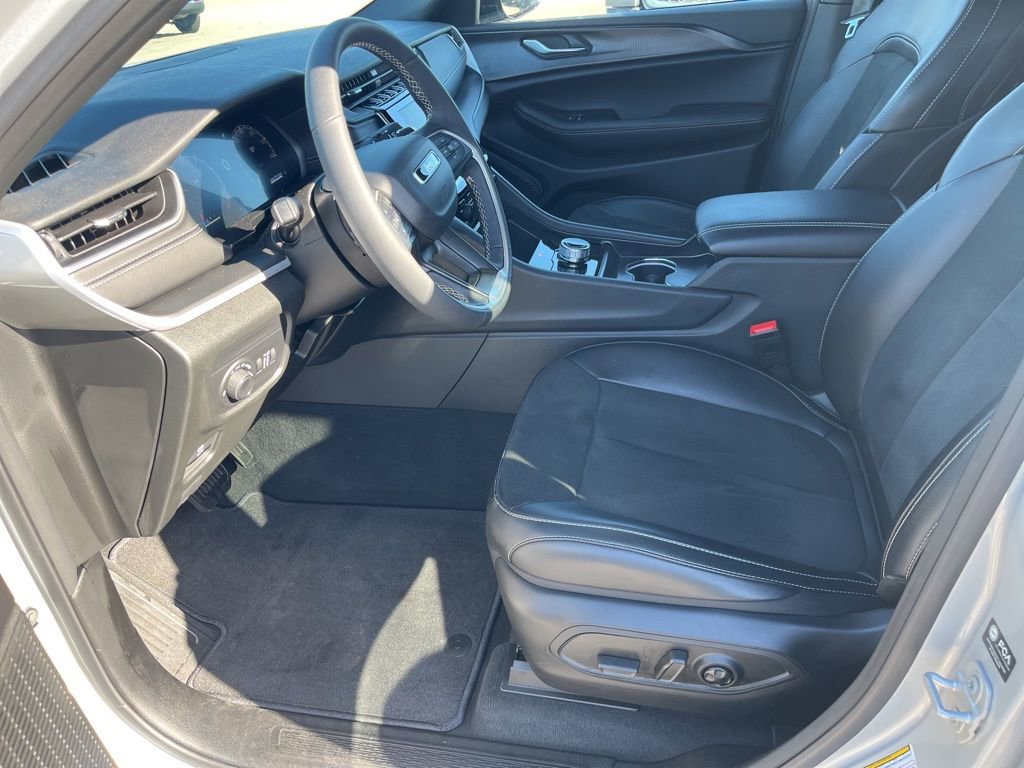 New 2025 Jeep Grand Cherokee Altitude image 19