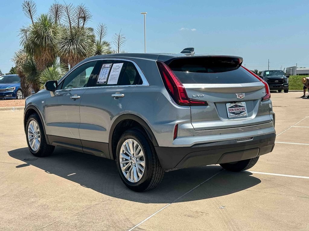 Used 2024 Cadillac XT4 Luxury w/ Cold Weather Package FWD image 5