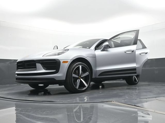 Certified 2025 Porsche Macan AWD/4WD image 31