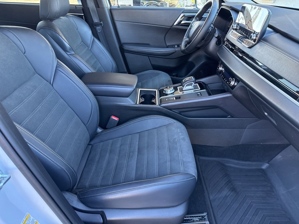 Used 2025 Mitsubishi Outlander SE image 23