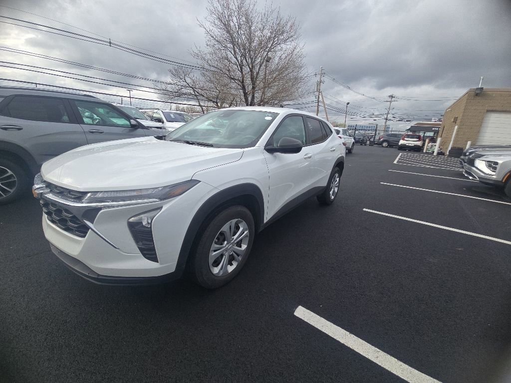 Used 2025 Chevrolet Trax LS FWD image 1