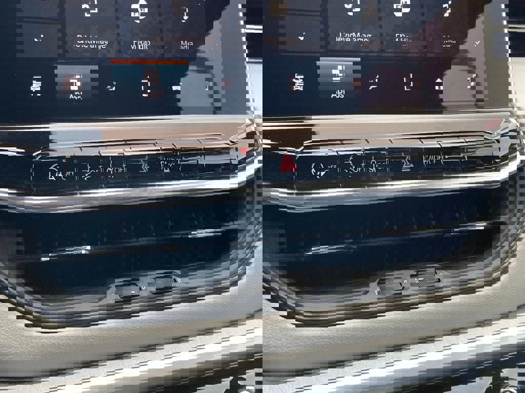 Used 2025 Jeep Compass Limited image 24