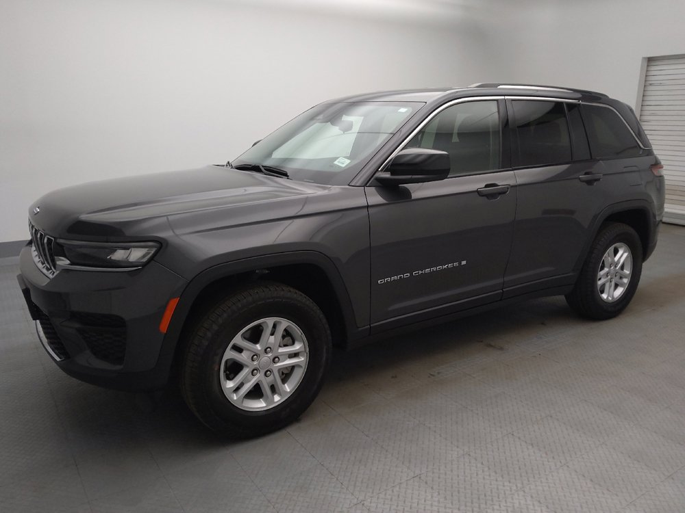 Used 2023 Jeep Grand Cherokee Laredo w/ Luxury Tech Group I AWD/4WD image 2