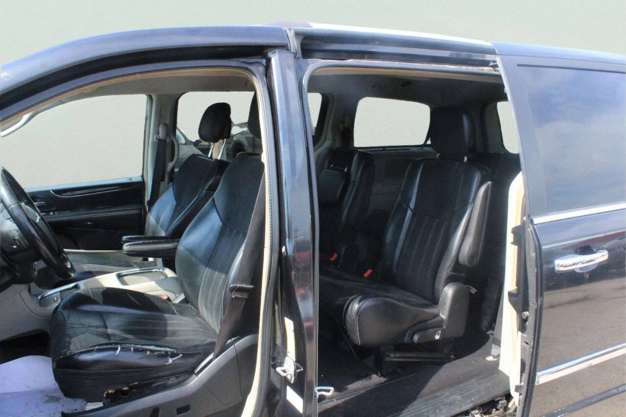 Used 2014 Chrysler Town & Country Touring-L FWD image 5