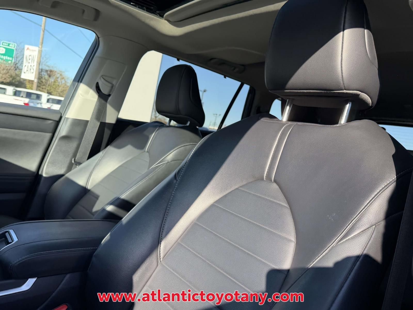 Used 2023 Toyota Highlander XLE AWD/4WD image 12