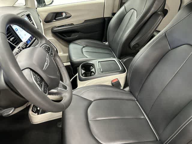 Used 2024 Chrysler Pacifica Touring-L FWD image 10