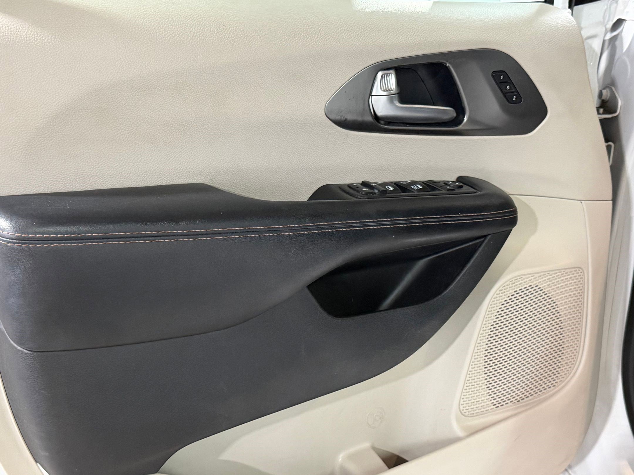 Used 2020 Chrysler Pacifica Touring-L FWD image 11
