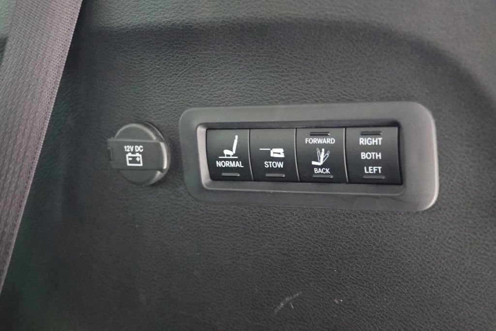 Used 2017 Chrysler Pacifica Limited w/ UConnect Theater Package FWD image 39