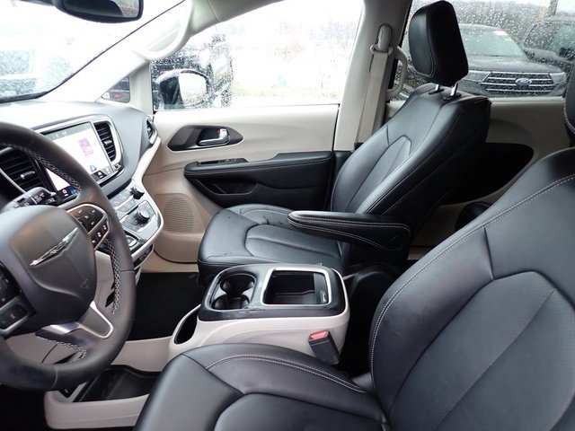 Used 2024 Chrysler Pacifica Touring-L image 15