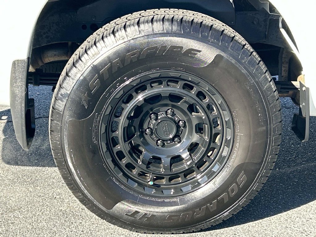 Used 2024 Nissan Frontier SV RWD image 9