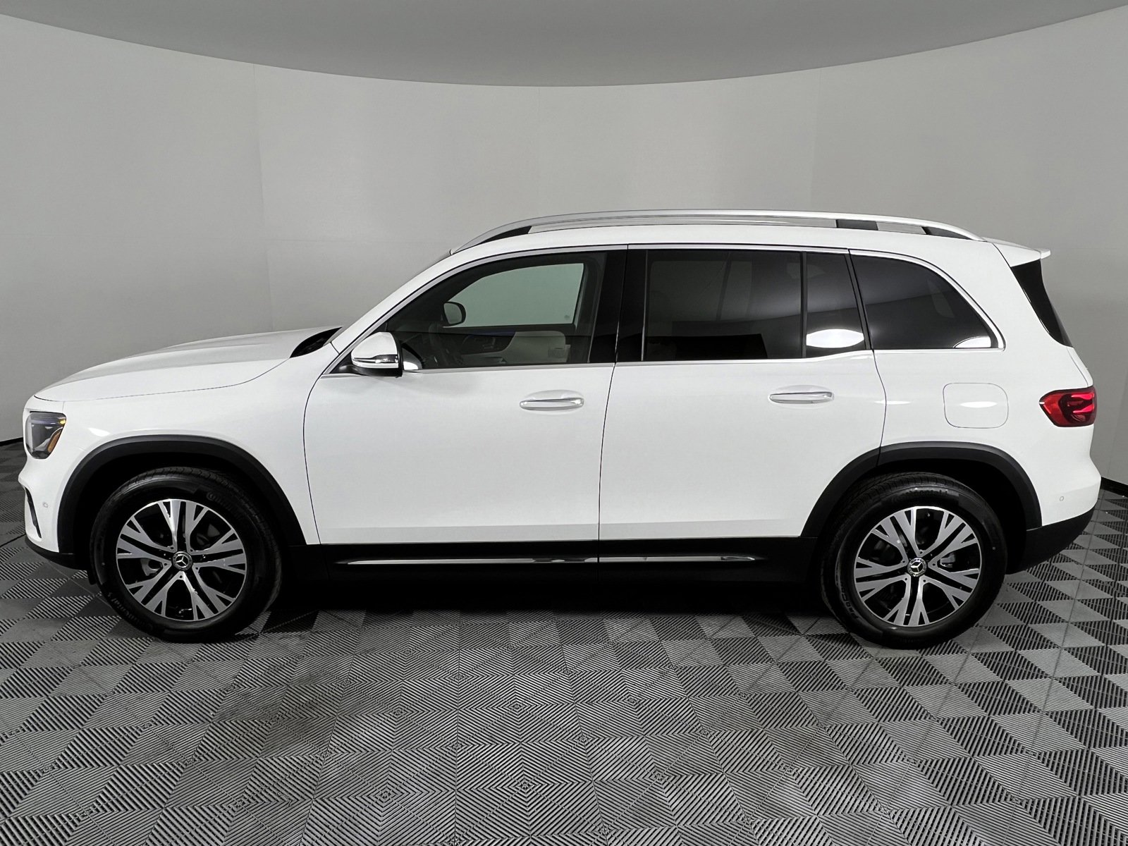 New 2025 Mercedes-Benz GLB 250 image 9